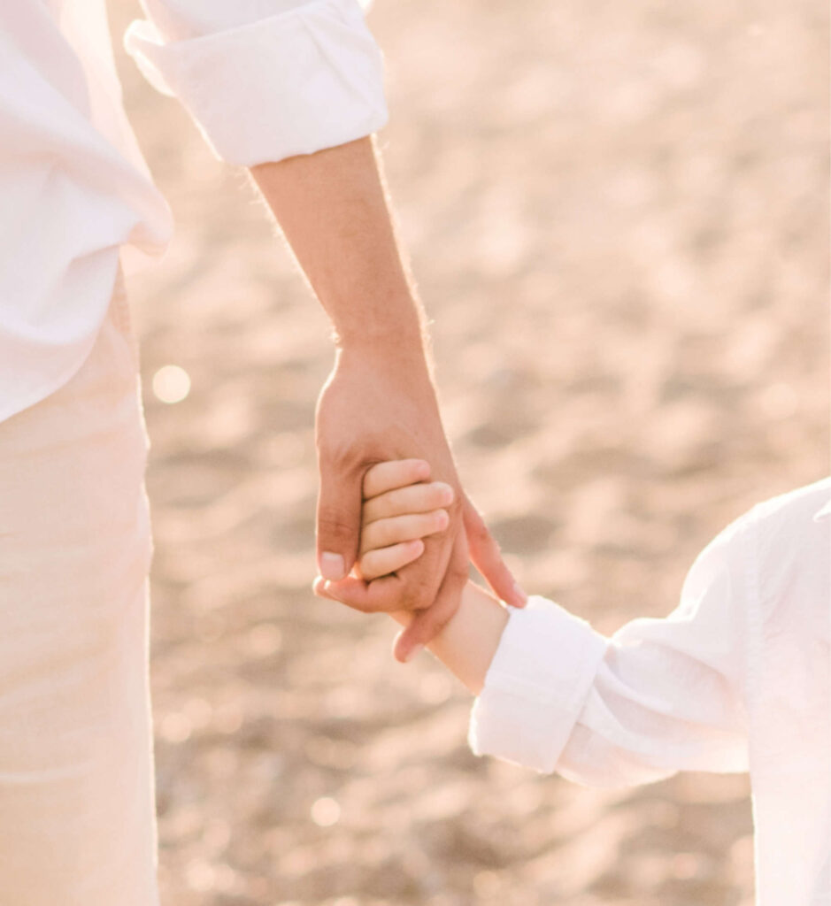 Das Bild zeigt, wie eine Mutter ihr Kind an der Hand führt und steht symbolisch für das Vertrauen, das wir haben dürfen in die Führung durch unsere Seele.